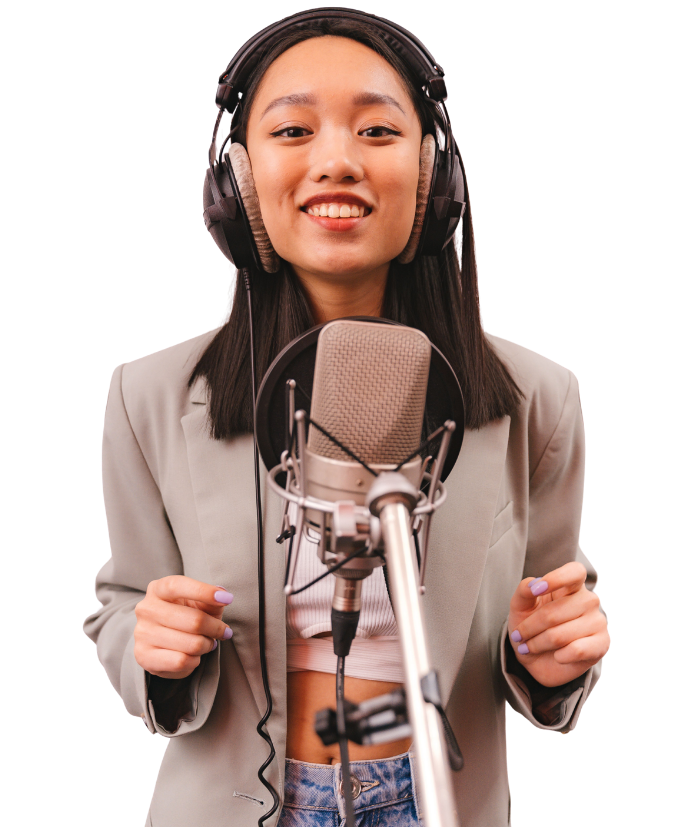 Comédienne voix-off au casque devant un microphone de studio