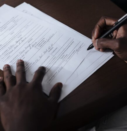 Signature d'un contrat de cession de droits sur un bureau sombre