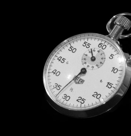Chronomètre de studio sur fond noir, minutage d'un texte lu à voix haute