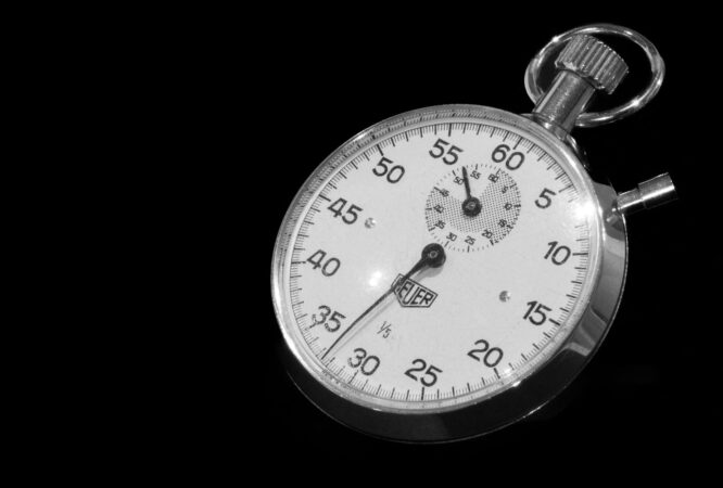 Chronomètre de studio sur fond noir, minutage d'un texte lu à voix haute